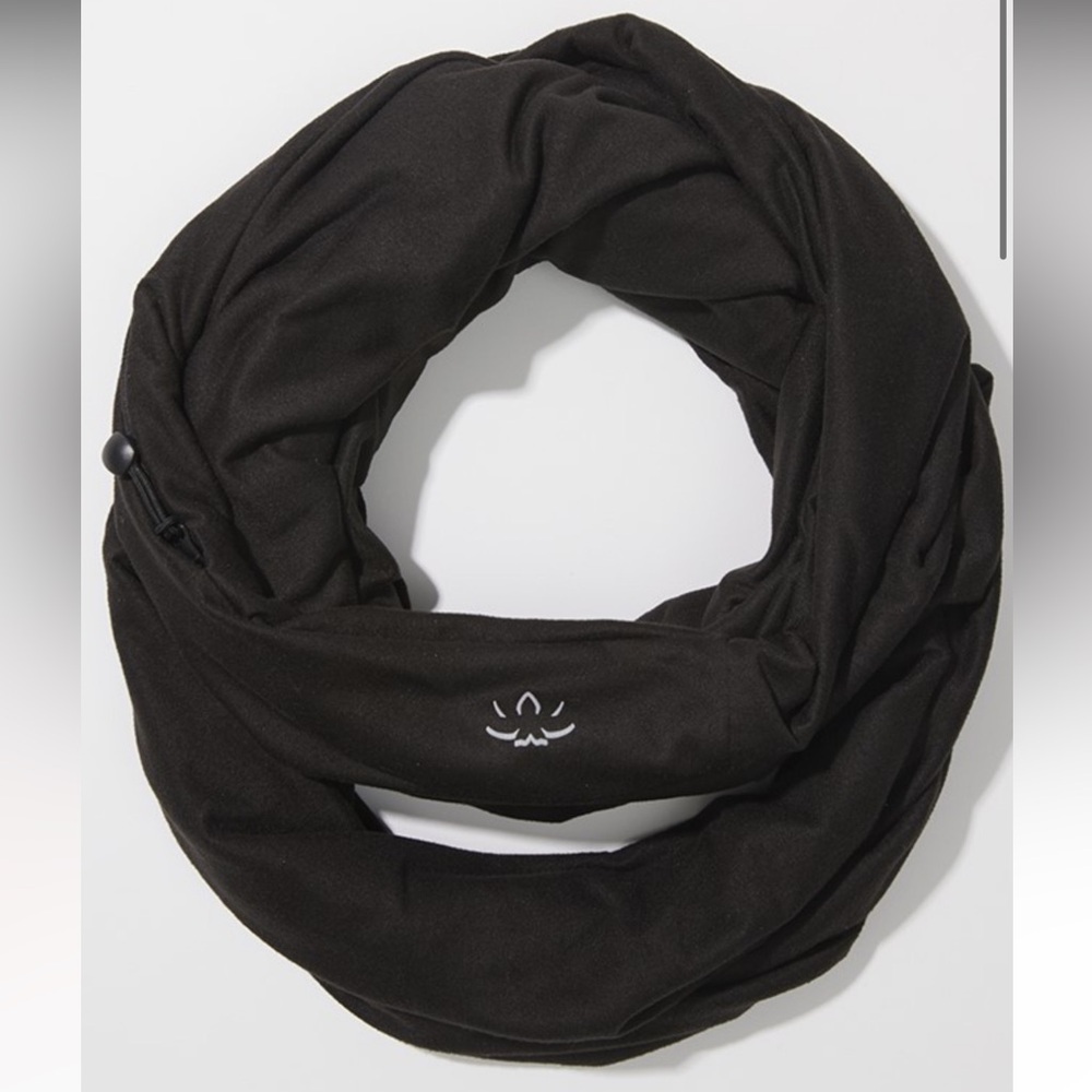 NWT BEYOND YOGA Black Hidden Pocket Infinity Scarf